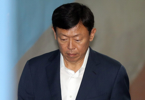 재판에 출석 중인 신동빈 롯데그룹 회장 <연합뉴스>